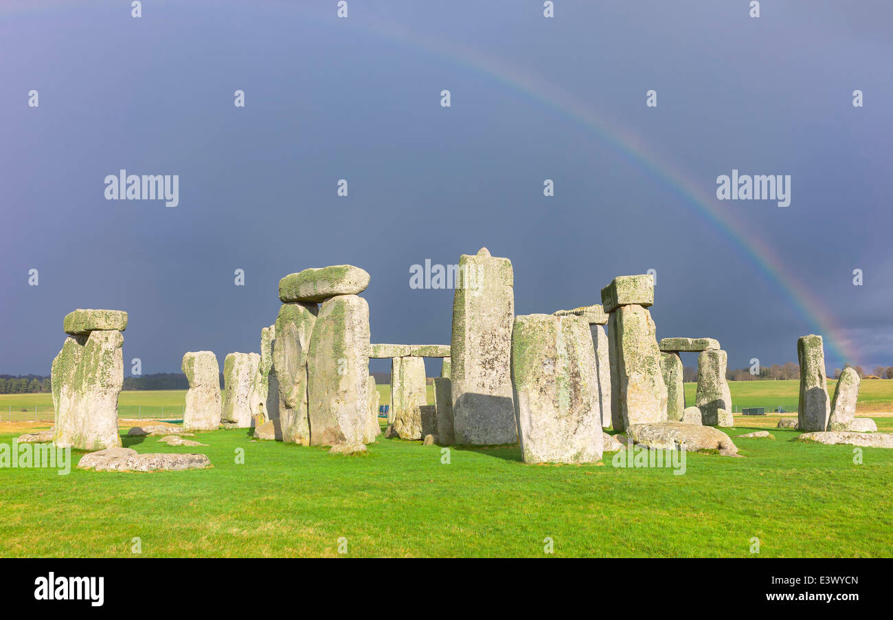 Stonehenge, prähistorischer Steinkreis, fotografiert nach einem Sturm. Stockfoto