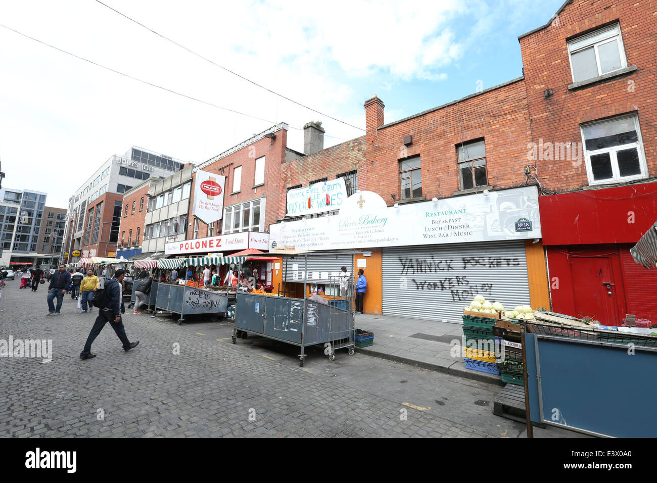 Obst-und Gemüsemarkt Stände gegenüber dem Parisien Bäckerei und Polonez Polnisch Shop an der Moore Street im Stadtzentrum von Dublin Stockfoto