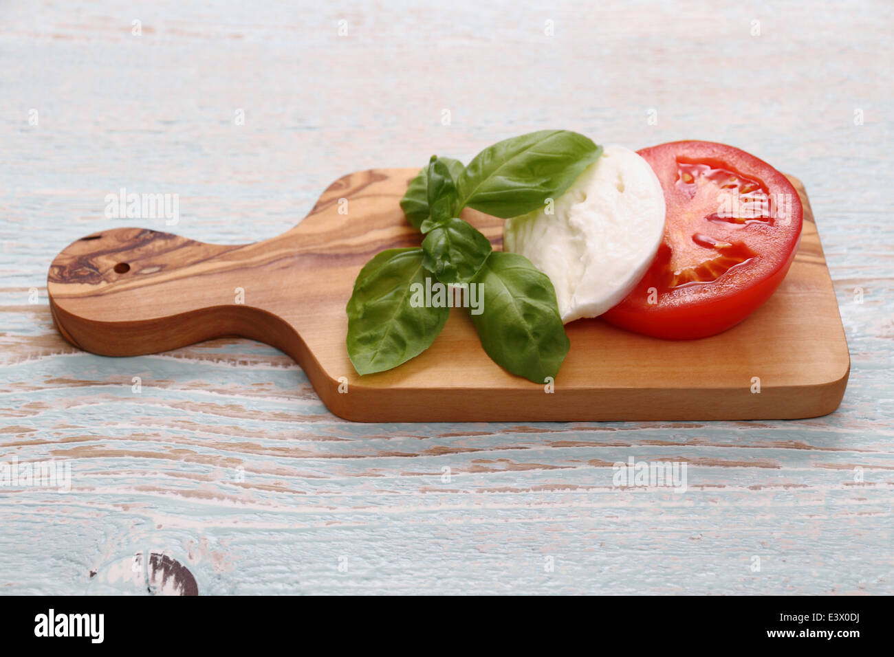 Basilikum, Mozzarella und Tomaten in Scheiben schneiden wie Italien Flagge Stockfoto
