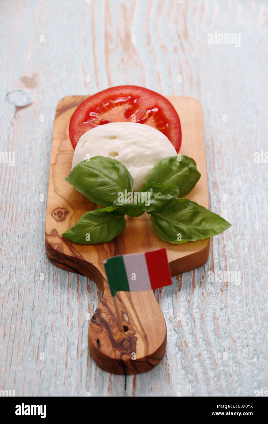 Basilikum, Mozzarella-Käse, Tomatenscheibe mit Italien-Flagge Stockfoto