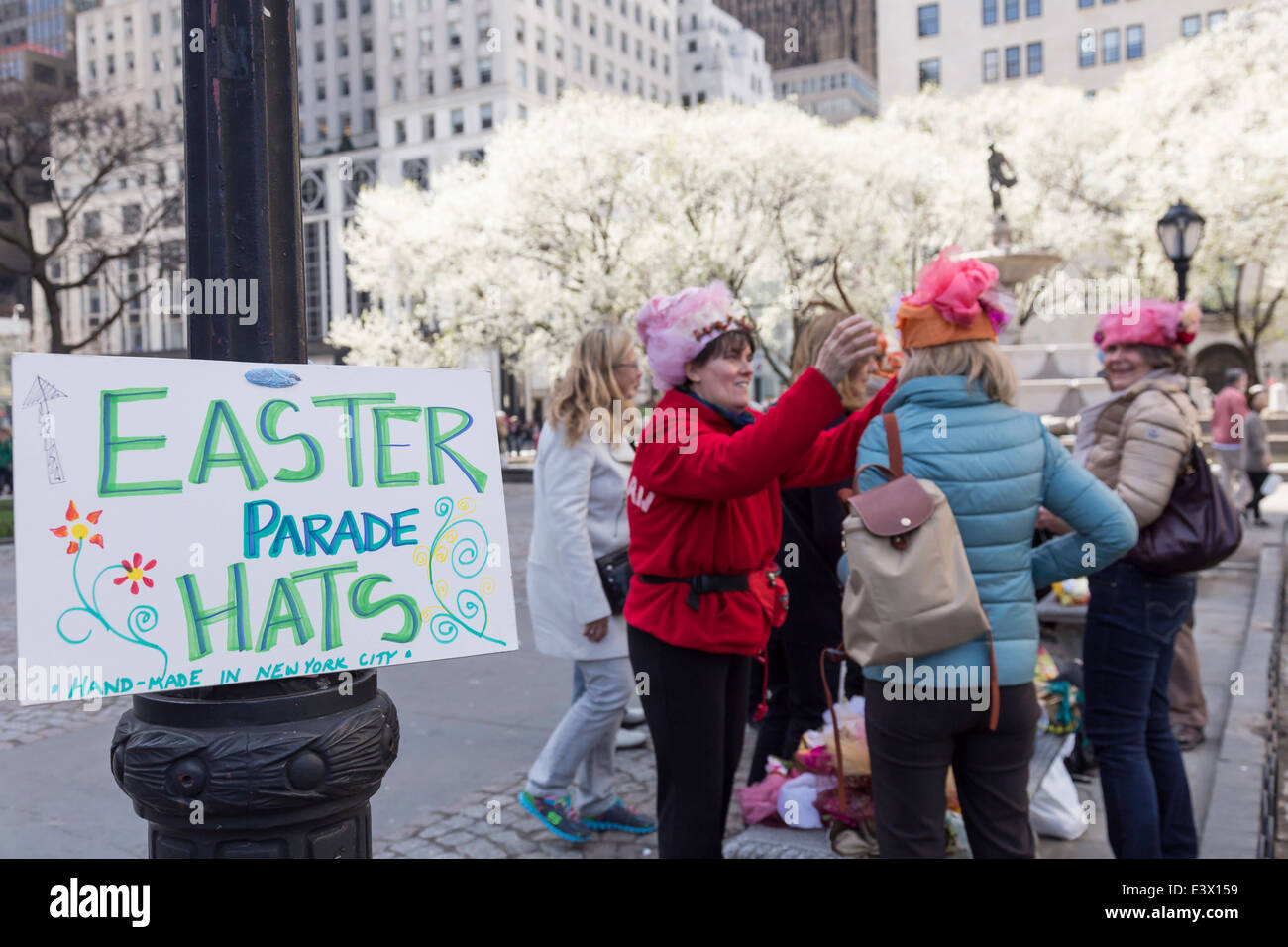Pop - Up Store Anbieter verkaufen Ostern Hüte in Grand Army Plaza am Ostersonntag, NYC, USA Stockfoto