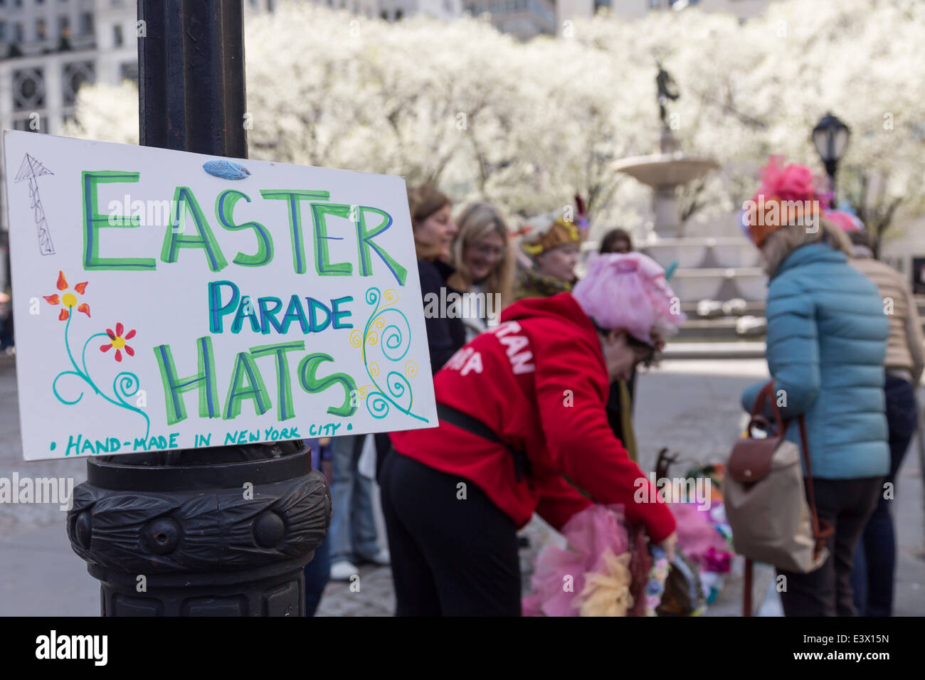 Pop - Up Store Anbieter verkaufen Ostern Hüte in Grand Army Plaza am Ostersonntag, NYC, USA Stockfoto