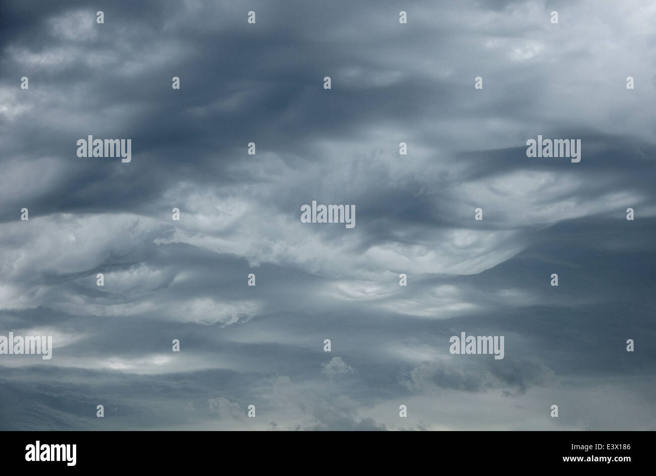 beeindruckende Muster von Wolken vor einem Regen Stockfoto