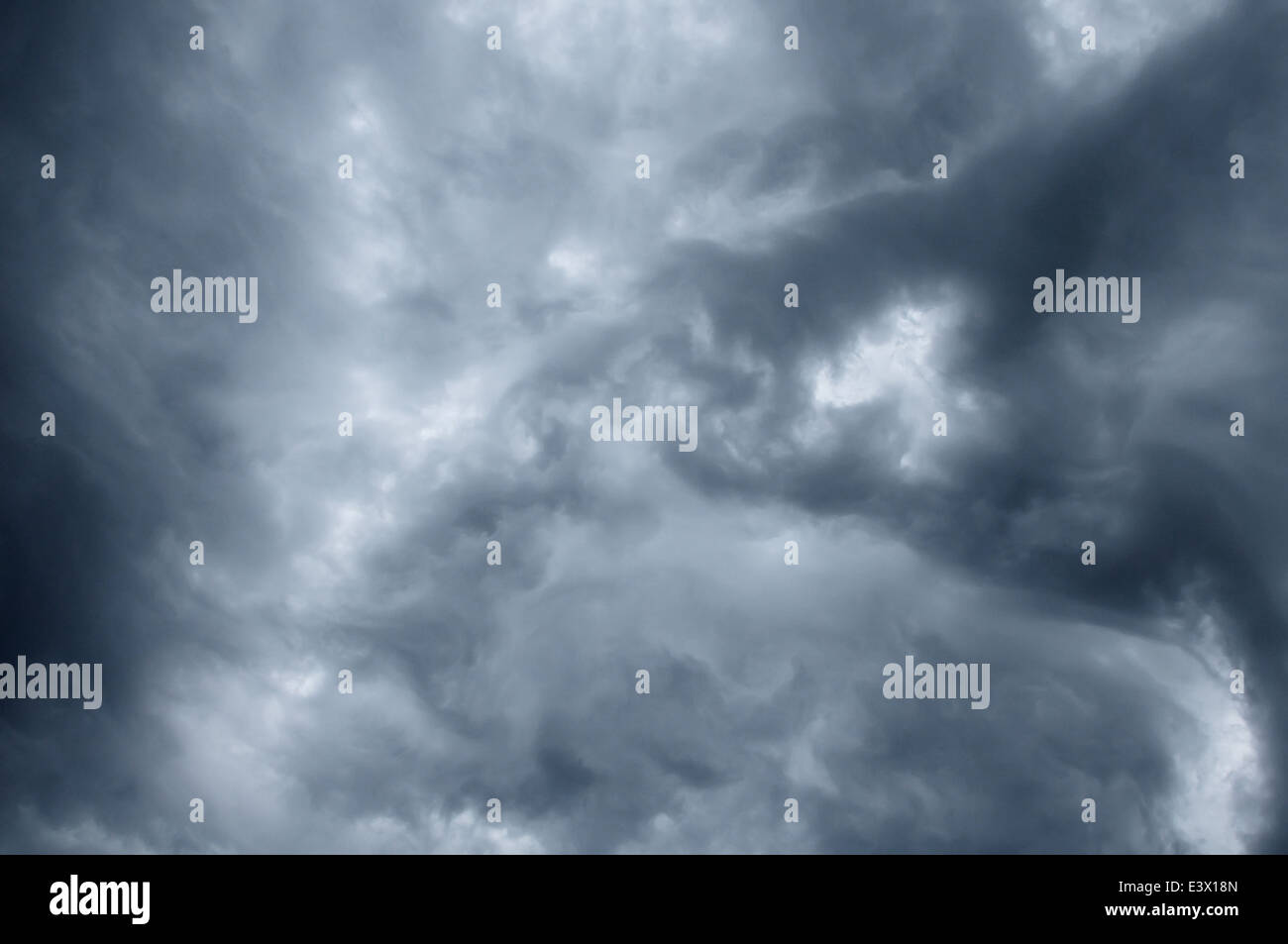 beeindruckende Muster von Wolken vor einem Regen Stockfoto
