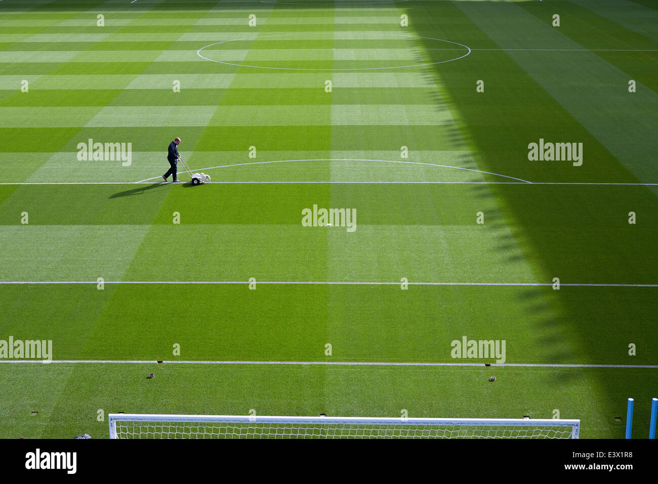 Ein Mann, ein Fußballfeld vor einem Spiel abstecken Stockfoto