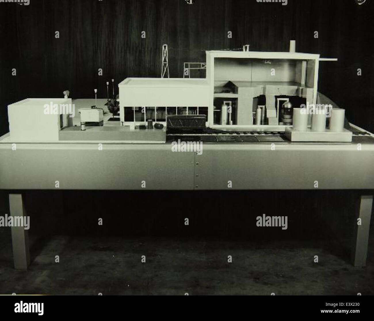 Dieses Modell stellt ein Reaktorkraftwerk von Consolidated/Convair dar, das sich in der Fort Worth Aircraft Factory befindet. Sie zeigt verschiedene Ausrüstungen, die in der Luft- und Raumfahrt und in der Luftfahrt eingesetzt werden, und verweist auf bedeutende Beiträge in diesem Bereich. Das Modell ist Teil der Sammlung des San Diego Air & Space Museum und zeigt die technologischen Fortschritte der Zeit. Stockfoto