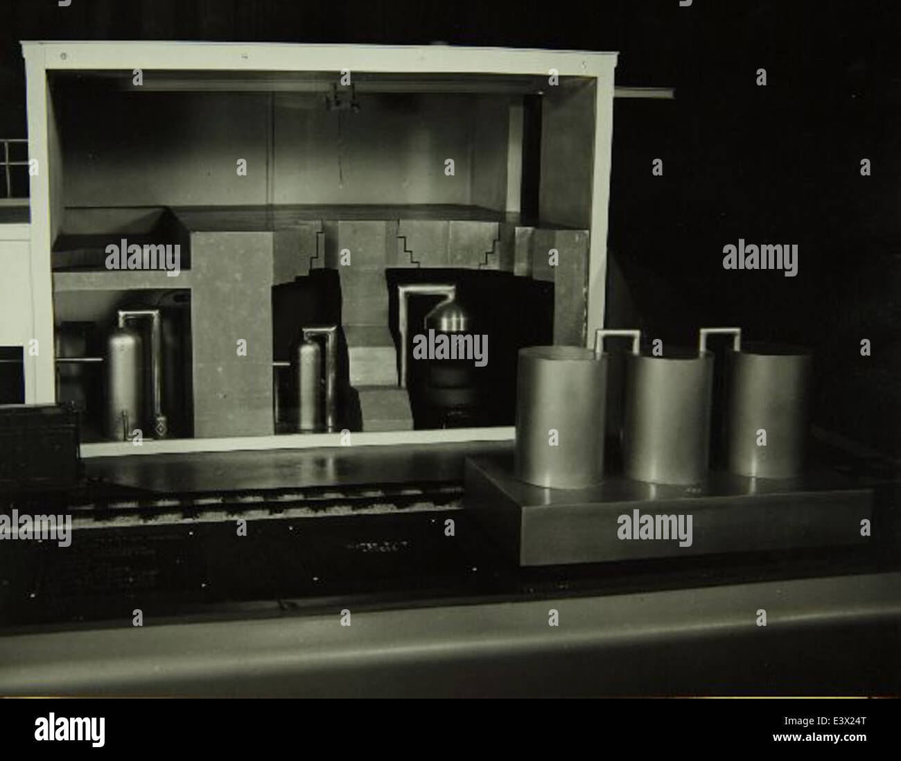 Dieses Modell stellt das Reaktorkraftwerk dar, das in der Produktion von Flugzeugen im Consolidated/Convair-Werk in Fort Worth eingesetzt wird, und zeigt seine Rolle bei der Stromversorgung von Fluggeräten und der Unterstützung der Luft- und Raumfahrtfertigung. Stockfoto