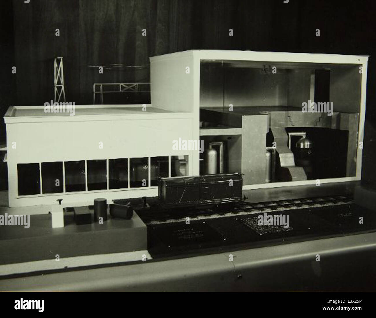 Dieses Modell repräsentiert die Anlagen des Reaktorkraftwerks in der Consolidated/Convair Aircraft Factory in Fort Worth. Das Werk war an der Flugzeugproduktion beteiligt und spielte eine wichtige Rolle in der US-Verteidigungsindustrie. Das Reaktormodell ist Teil der Ausrüstung, die bei der Herstellung und Prüfung von Militärflugzeugen und der Luft- und Raumfahrttechnologie verwendet wird. Stockfoto