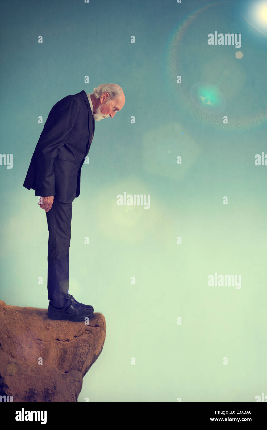 Senior Mann steht alleine auf einer Klippe Felsvorsprung Depressionen Selbstmord Konzept Stockfoto