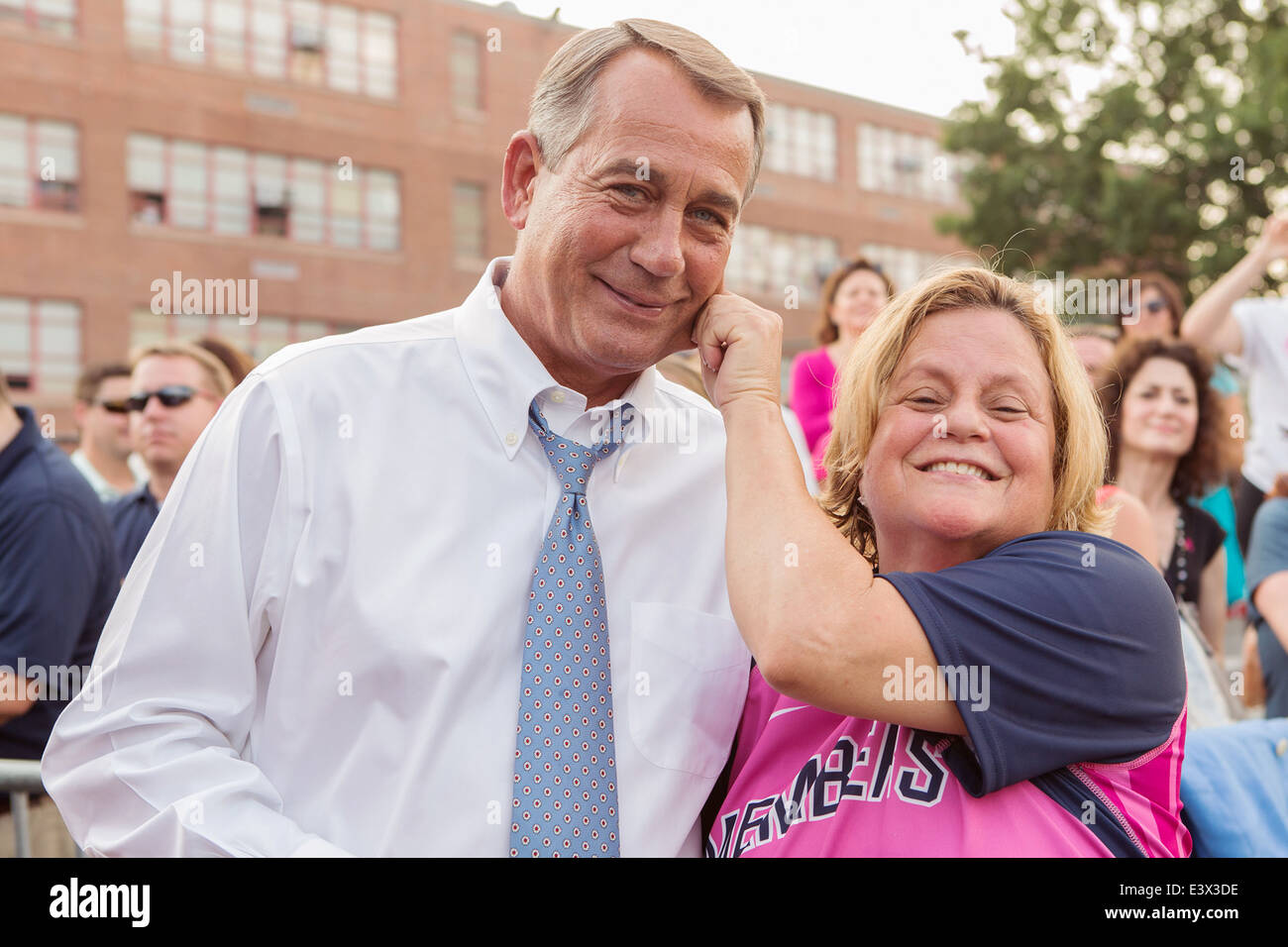 US House Speaker John Boehner erhält eine Prise auf die Wange von Florida Kongressabgeordnete Ileana Ros-Lehtinen vor dem Kongress Frauen Softball Spiel Watkins Recreation Center 18. Juni 2014 in Washington, DC. Stockfoto