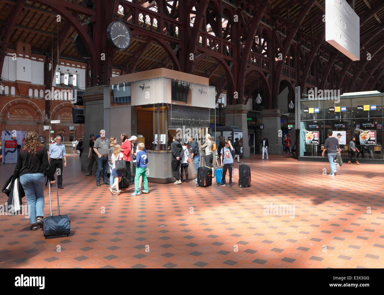 Hauptbahnhof von Kopenhagen. Der traditionelle Treffpunkt unter der Uhr im Bahnhofsgebäude. Abfahrts- und Ankunftszeiten Hall. Stockfoto