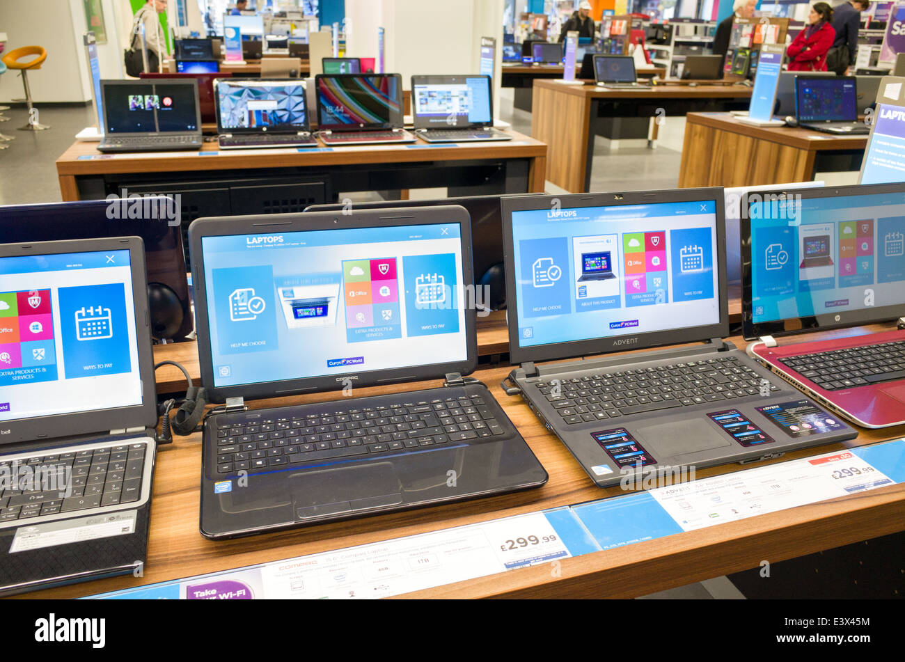 Laptop-Computer, auf dem Display an Currys, PC World, England, UK Stockfoto