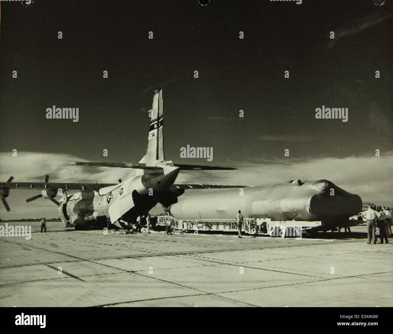 Dieses Bild aus dem San Diego Air and Space Museum zeigt die Atlas-Rakete und ihre Produktion von Convair und General Dynamics. Diese Unternehmen spielten eine Schlüsselrolle in der Luft- und Raumfahrtgeschichte, indem sie die Atlas-Rakete herstellten, eine der ersten interkontinentalen ballistischen Raketen (ICBM) der USA, die während des Kalten Krieges eingesetzt wurde. Stockfoto