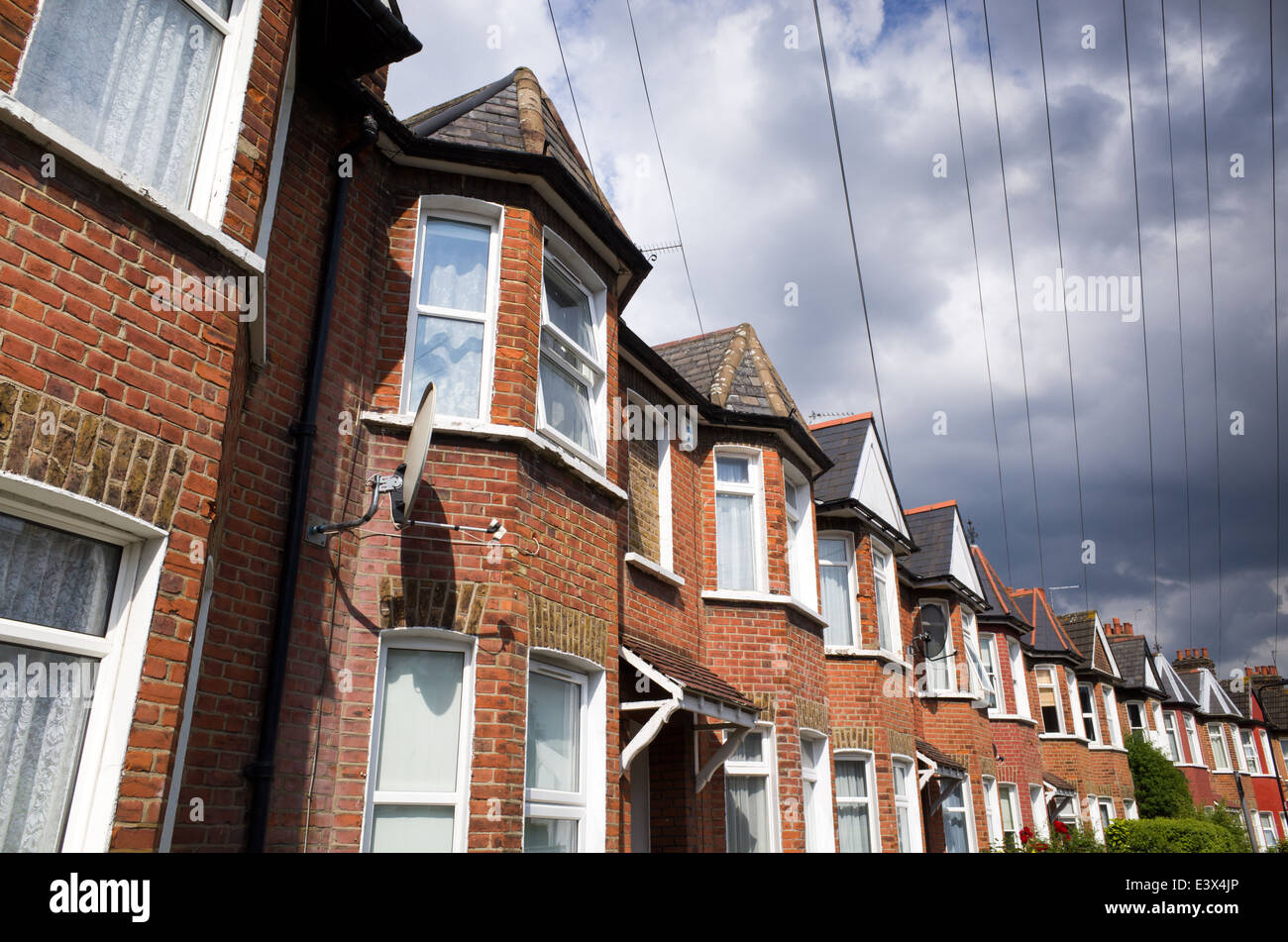 Reihe von Reihenhäusern unter bewölkten und stürmischen Himmel, London, England, UK Stockfoto