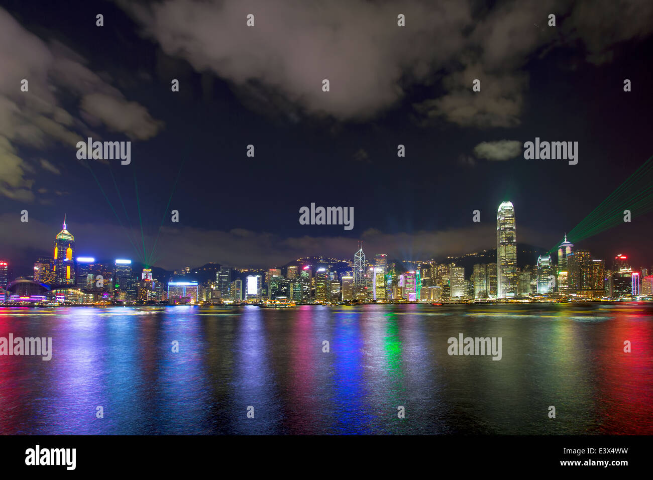 Hong Kong Symphony of Lights Licht-Show mit bunten Wasser Reflexion der Skyline der Stadt Stockfoto