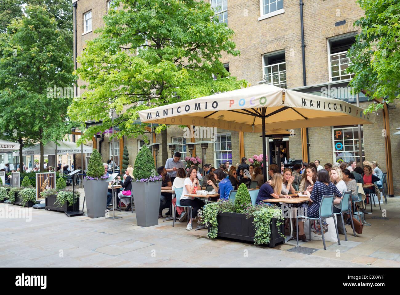 Menschen Essen im Freien in Manicomio Poco Restaurant Duke Of York Square, Chelsea, London, England, UK Stockfoto