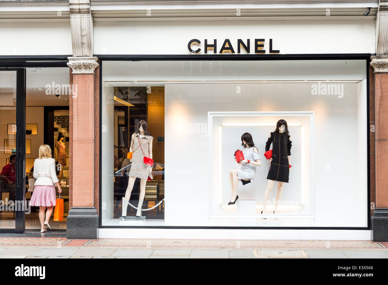 Chanel-Luxus-Designer-Kleidung-Shop auf Sloane Street, London, England, UK Stockfoto