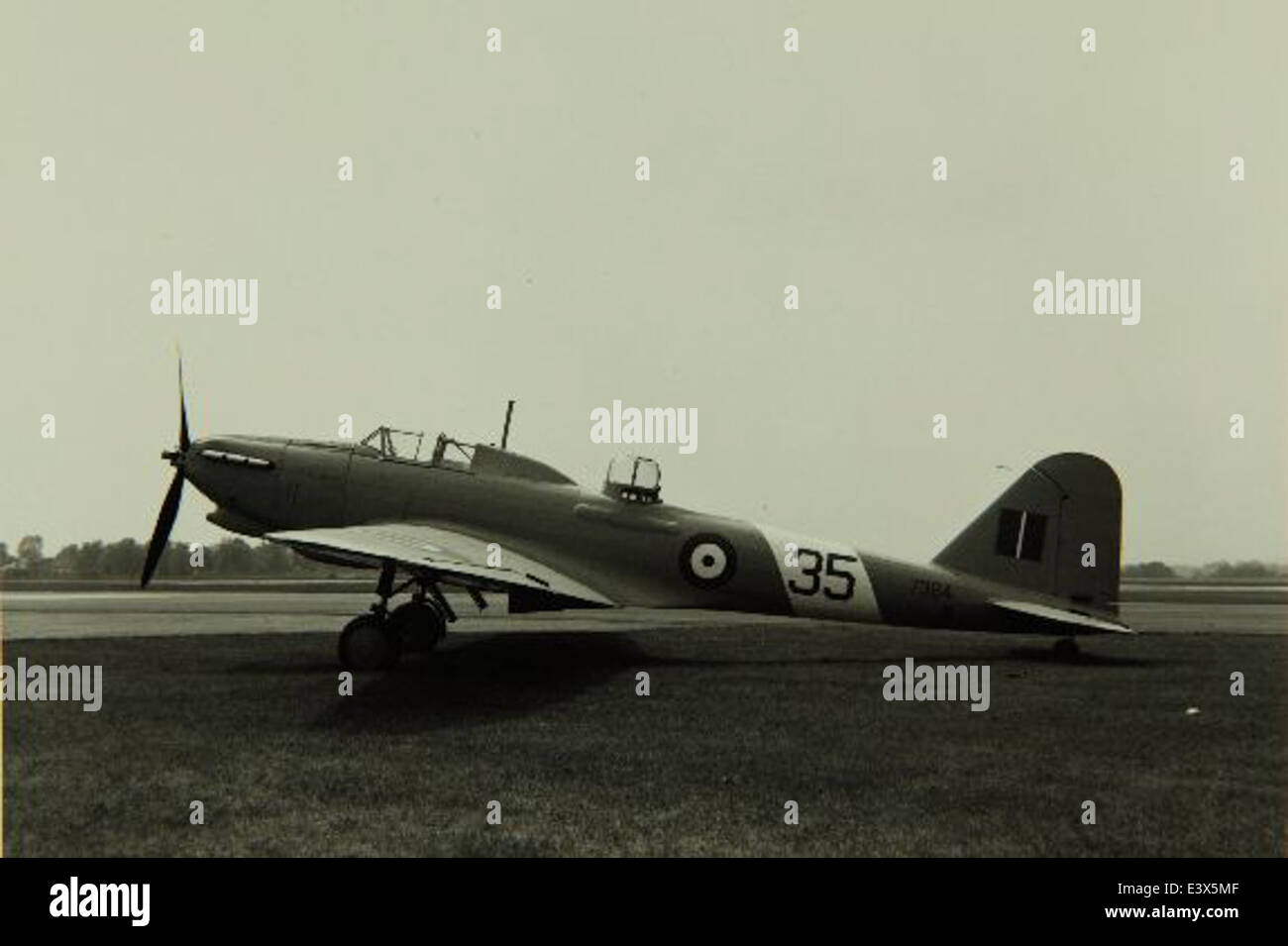 Fairey Aviation war ein britischer Flugzeughersteller, der für seine Beiträge zur Marine- und Militärluftfahrt bekannt ist. Die Flugzeuge des Unternehmens, wie der Fairey-Schwertfisch, waren für die Operationen im Zweiten Weltkrieg von entscheidender Bedeutung. Stockfoto