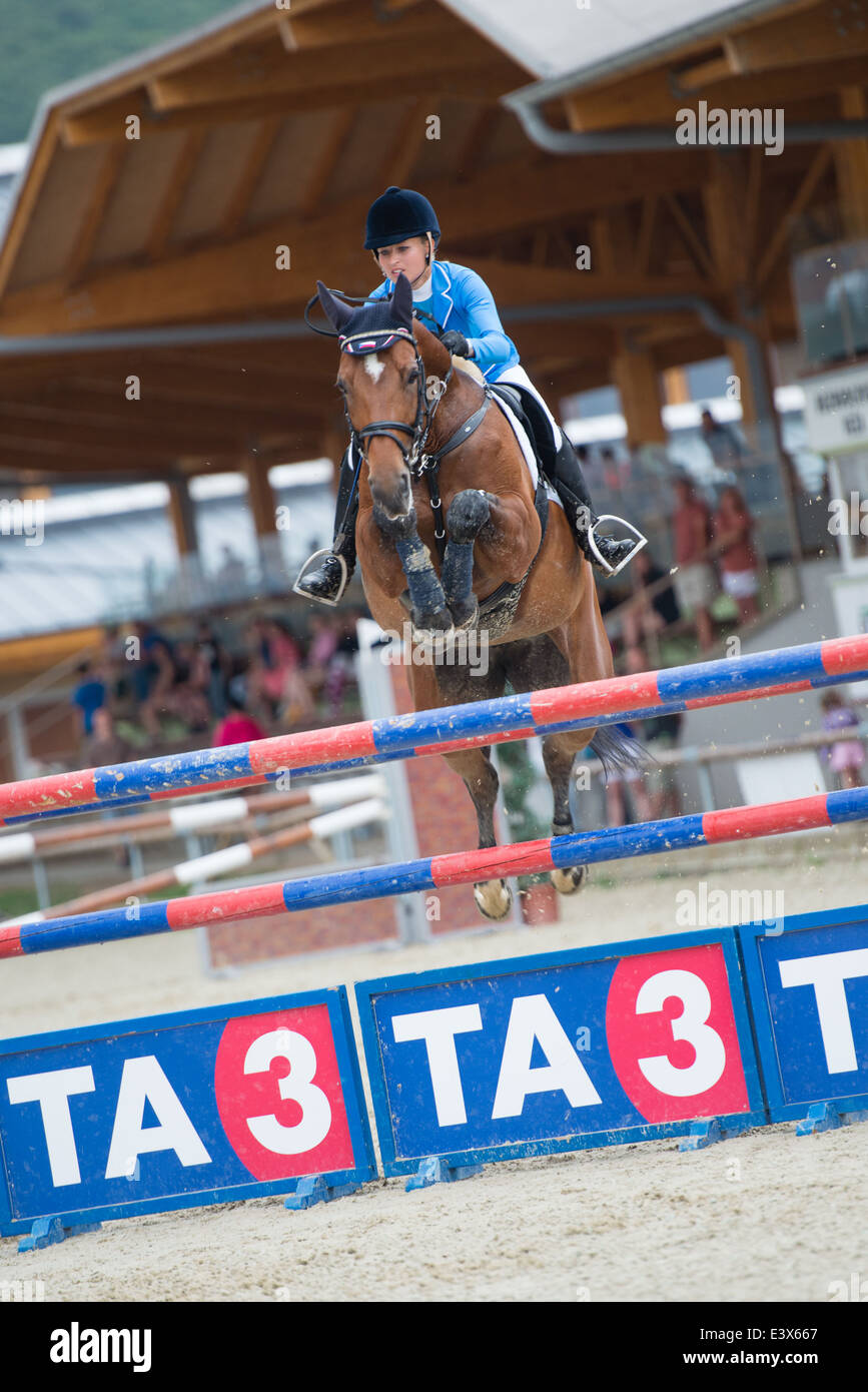 Denisa Bittnerova (CZE) auf Pferd springt Adela Hürde auf Rozalka WM 2014 am 29. Juli 2014 in Pezinok, Slowakei Stockfoto