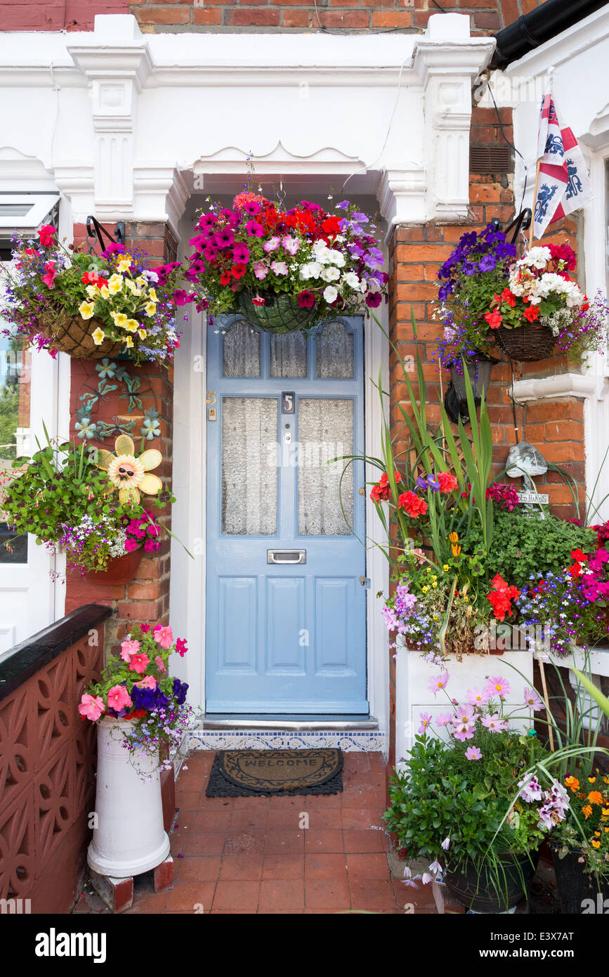 Blumen vor der Haustür ein Reihenhaus, London, England, UK Stockfoto