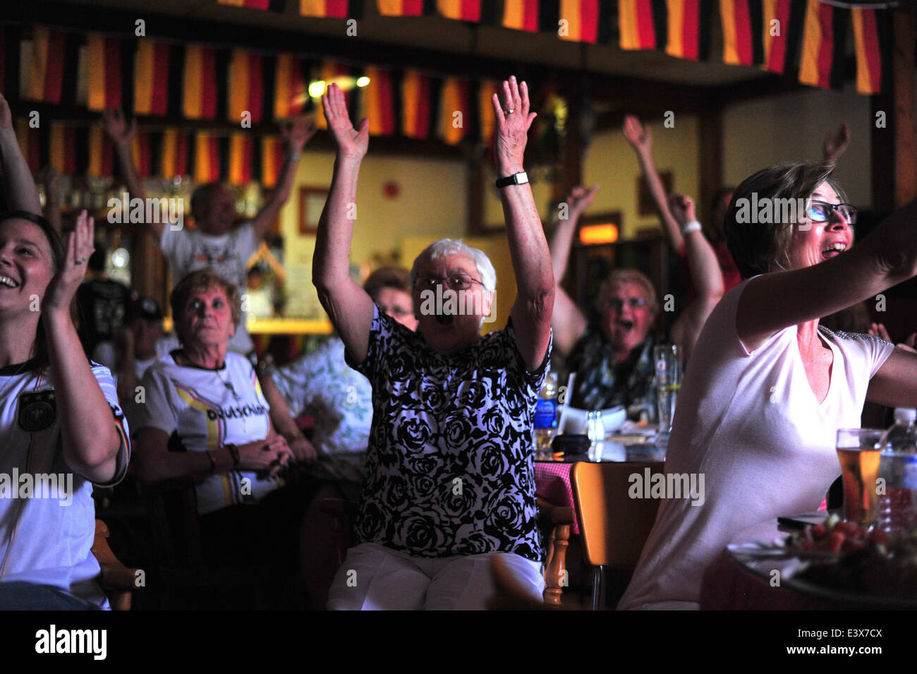 London, Ontario, Kanada. 30. Juni 2014. Im deutschen Canadian Club in London, Ontario schlagen die deutschen Fans sahen zu, wie ihre Nationalmannschaft Algerien 2-1 während der FIFA WM 2014. Alle drei Tore wurden während der Verlängerung und der Sieg bedeutet, dass Deutschland Frankreich im Viertelfinale konfrontiert sein wird. Bildnachweis: Jonny White/Alamy Live-Nachrichten Stockfoto