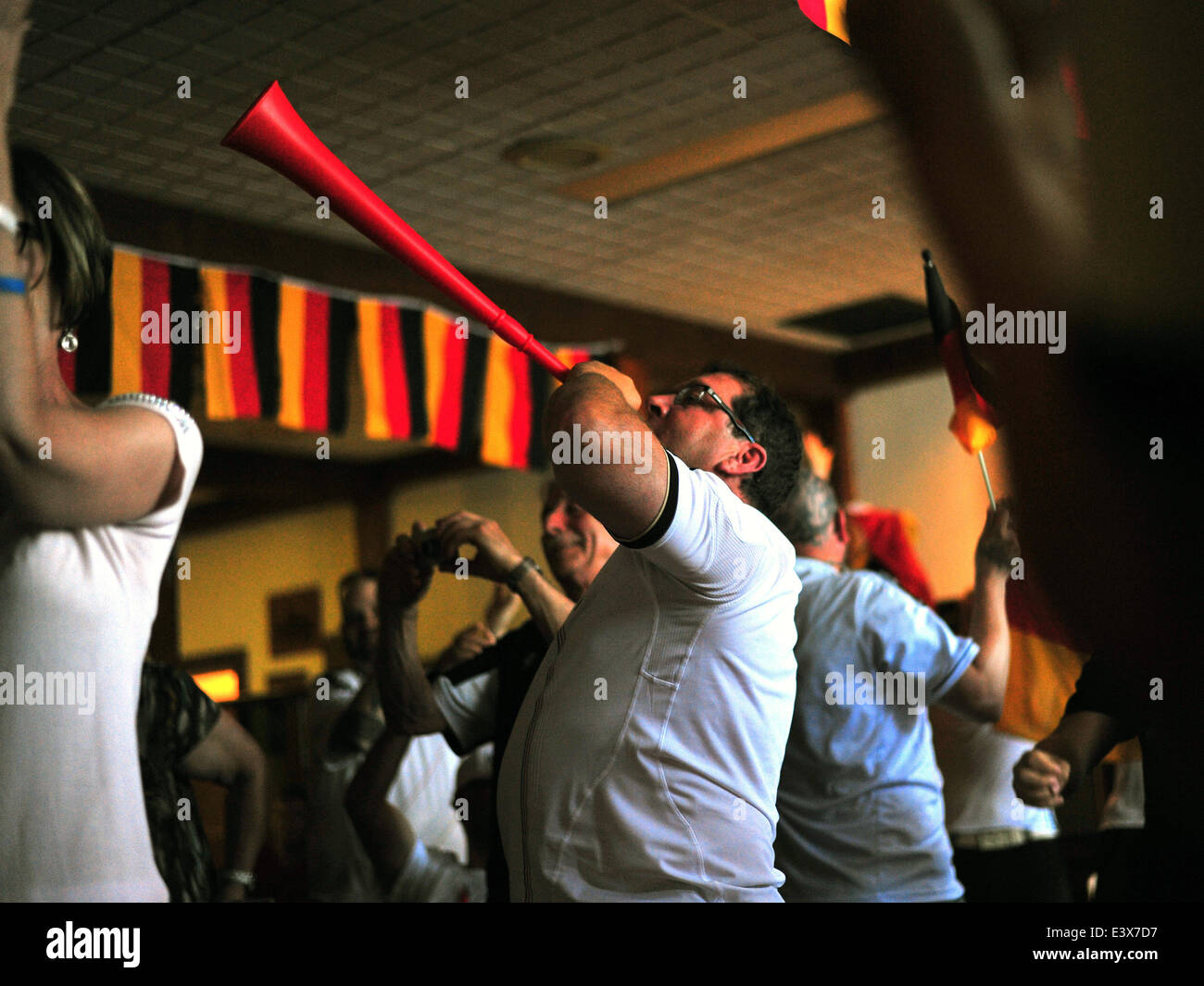 London, Ontario, Kanada. 30. Juni 2014. Im deutschen Canadian Club in London, Ontario schlagen die deutschen Fans sahen zu, wie ihre Nationalmannschaft Algerien 2-1 während der FIFA WM 2014. Alle drei Tore wurden während der Verlängerung und der Sieg bedeutet, dass Deutschland Frankreich im Viertelfinale konfrontiert sein wird. Bildnachweis: Jonny White/Alamy Live-Nachrichten Stockfoto