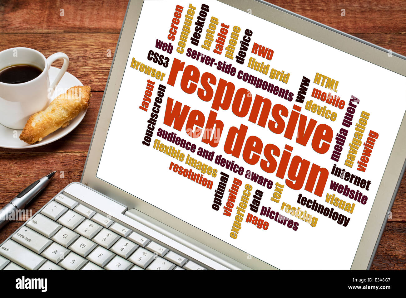 Responsive Web Design Wortwolke auf einem Laptop-Bildschirm mit einer Tasse Kaffee Stockfoto