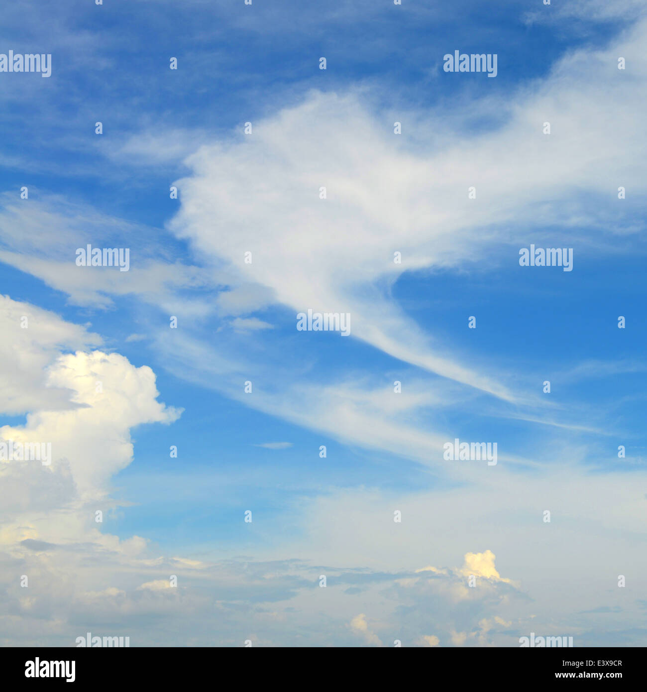 Den blauen Himmel und weiße flauschige Wolken Stockfoto