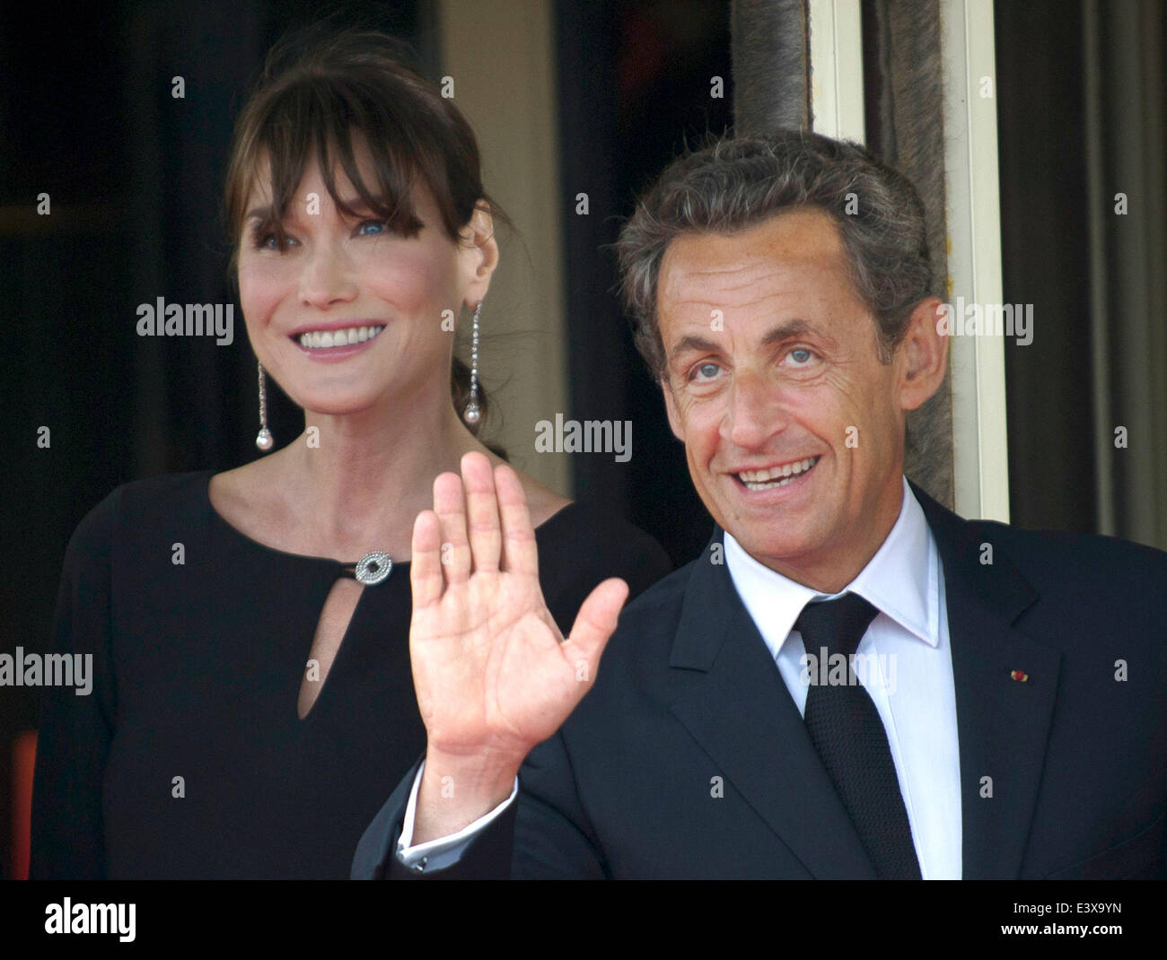 Der französischen Präsident Nicolas Sarkozy Und Seine Frau Carla Bruni-Sarkozy Warten bin Donnerstag (26.05.2011) in Deauville Auf sterben Gast Zum anzutreffen. In Dem bin Beschäftigte Seebad Ärmelkanal Semesters am 26. Und 27. Mai der Diesjährige G8-wurde Statt. Foto: Peer Grimm dpa Stockfoto