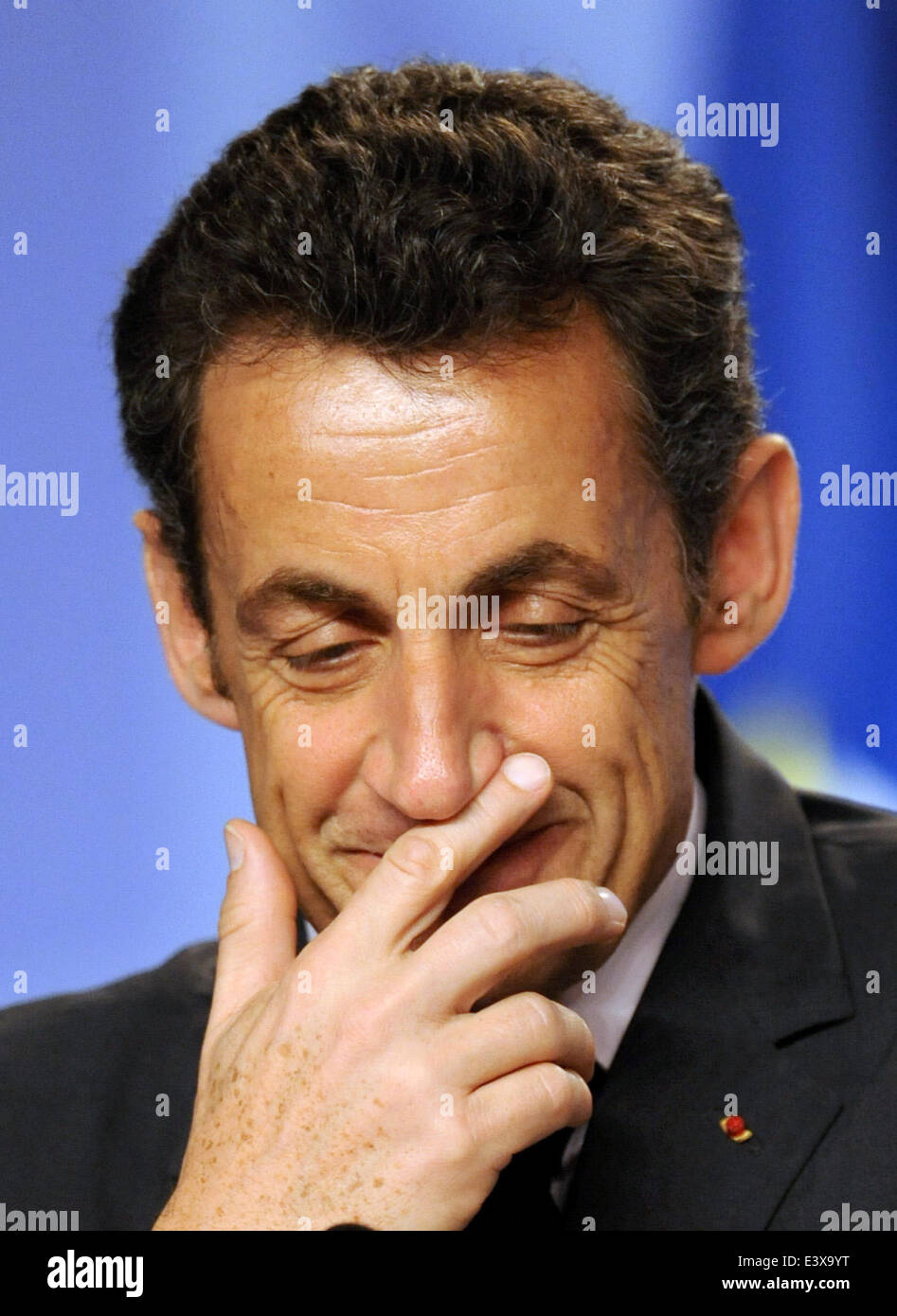 Straßburg, Frankreich. 4. April 2009. Der französische Präsident Nicolas Sarkozy grinst während einer Nachrichten Konferenz auf dem NATO-Gipfel 2009 in Strasbourg, Frankreich, 4. April 2009. Der Vertrag? s Gipfel zum 60. Jahrestag 2009 findet in Straßburg, Baden-Baden und Kehl, Deutschland am 03 und 4. April 2009. Foto: Dpa/Bernd Weissbrod/Alamy Live News Stockfoto