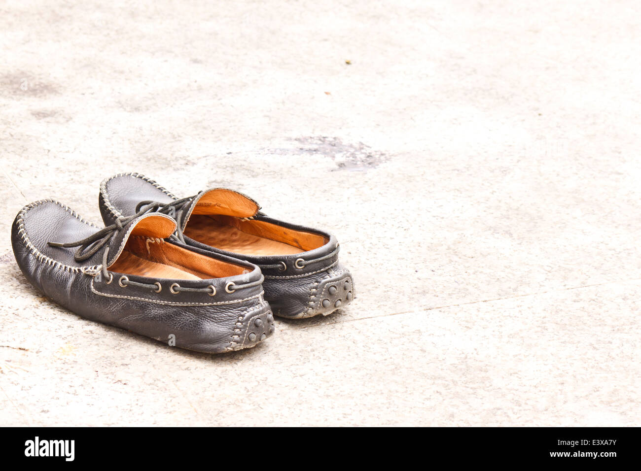 Alter Schuh auf Zement-Boden Stockfoto