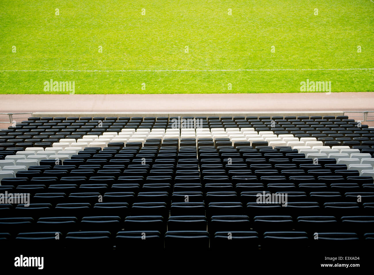 Leere Sitzreihen für die Zuschauer auf einem Fußballplatz. Stockfoto