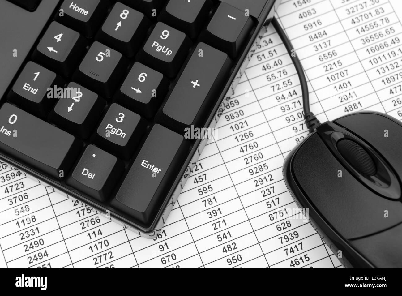 schwarze Maus und Tastatur auf Datenblatt Stockfoto