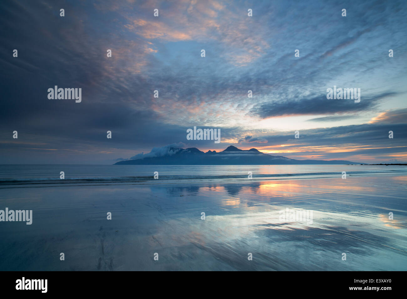 Sonnenuntergang über der Insel Rhum aus Bay Laig Stockfoto