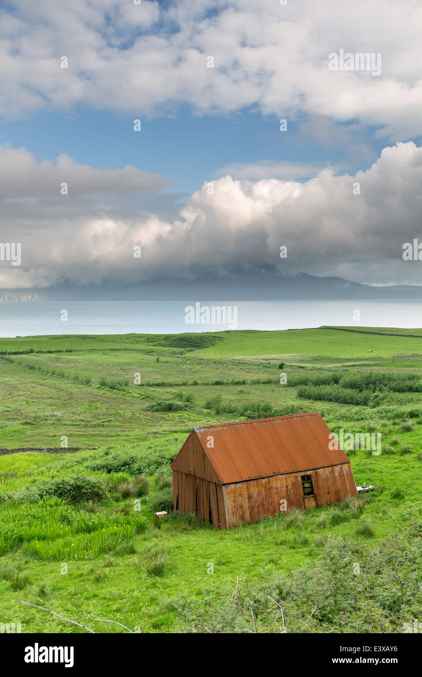 Laig Bucht auf der Insel Eigg mit der fernen Insel Rhum am Horizont Cleadale. Stockfoto