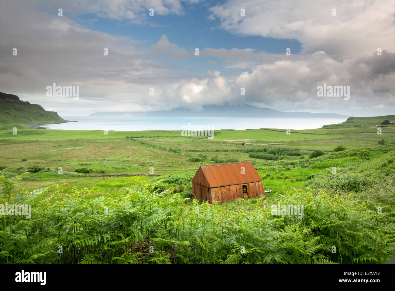 Laig Bucht Cleadale auf der Insel Eigg mit der fernen Insel Rhum am Horizont. Stockfoto