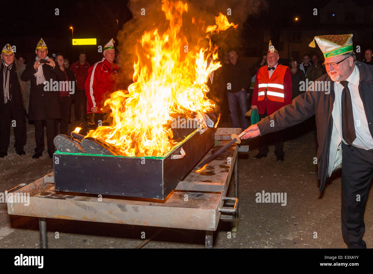 Deutscher Karneval Feiernden in gute Laune brennen den verstorbenen Bacchus-Dummy mit seiner Einäscherung Beerdigung am Ende des Faschings Stockfoto