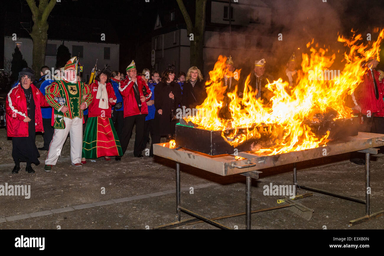 Deutscher Karneval Feiernden in gute Laune brennen den verstorbenen Bacchus-Dummy mit seiner Einäscherung Beerdigung am Ende des Faschings Stockfoto