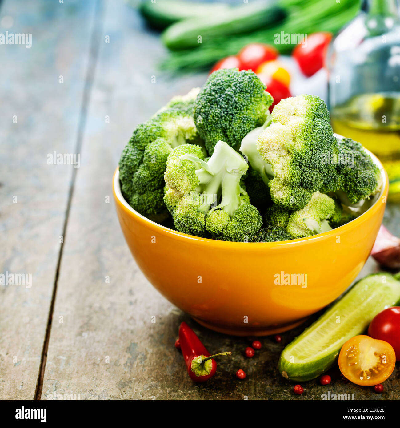 Frischer grüner Brokkoli und gesunde Bio-Gemüse auf einem hölzernen Hintergrund. Stockfoto