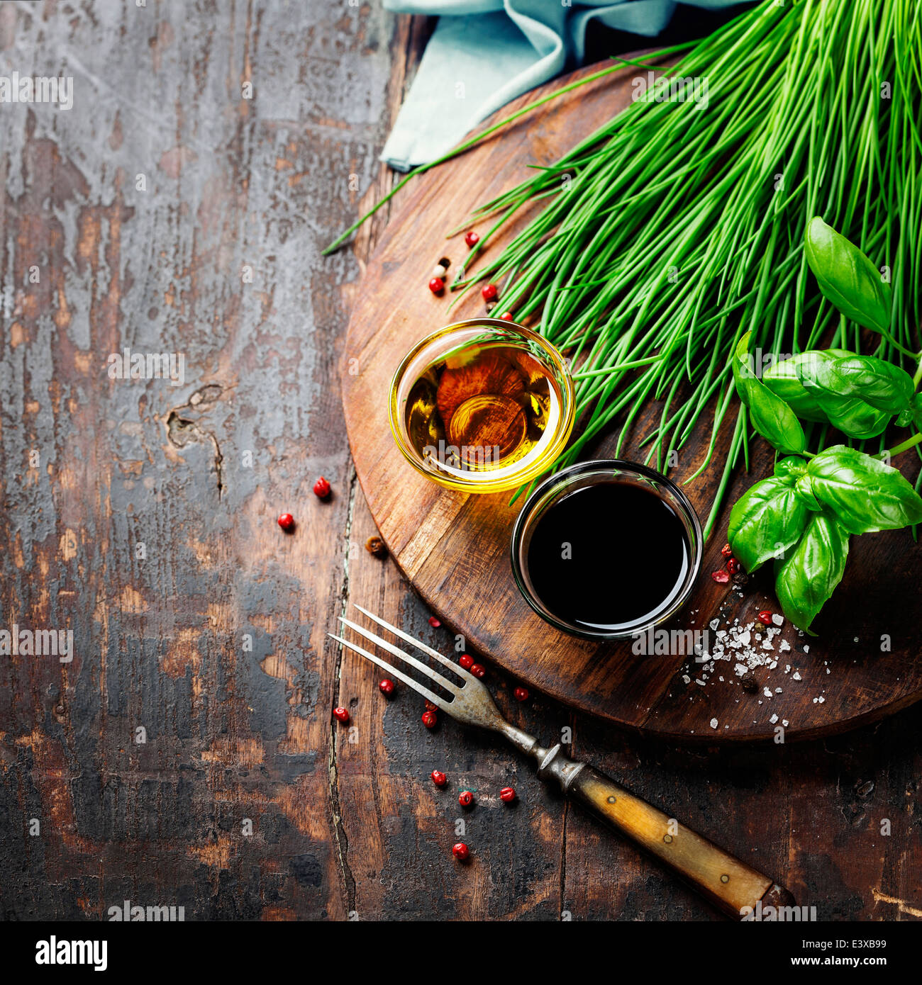 Kräuter und Gewürze auf Holzbrett - gesund kochen oder vegetarischen Food Konzept Stockfoto