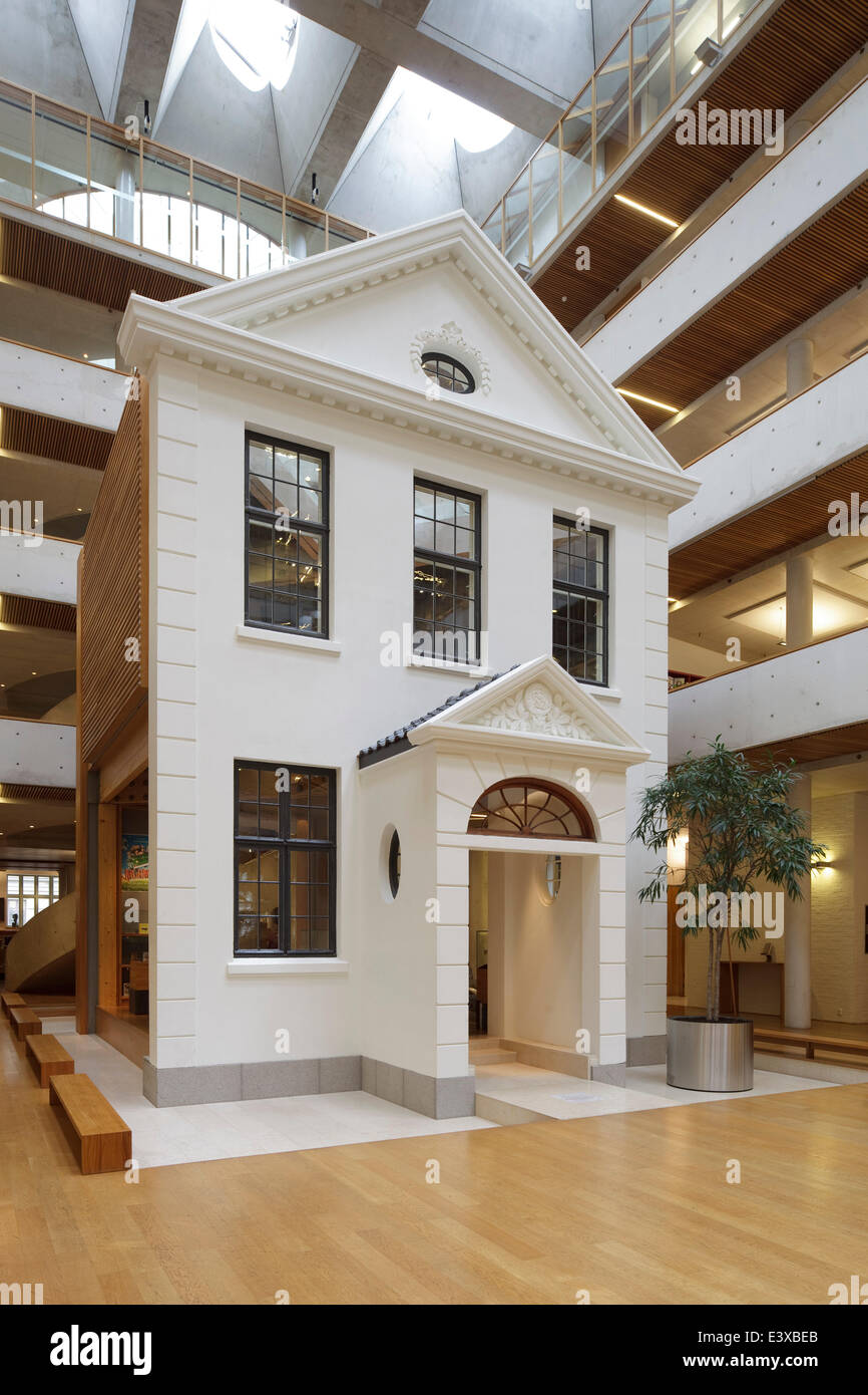 Gyldendal Hauptquartier, Oslo, Norwegen. Architekt: Sverre Fehn, 2007. Zentrale geschlossenen Innenhof mit "Dänische Haus". Stockfoto