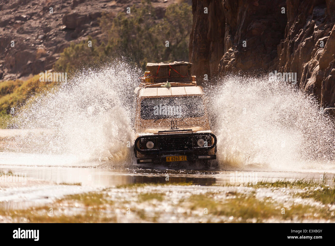 Land Rover während ein Traversierung, Puros, Kaokoland, Namibia Stockfoto