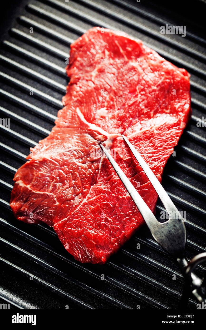 Marmorierte Rindersteak mit Fleischgabel in einem Grill pan Stockfoto