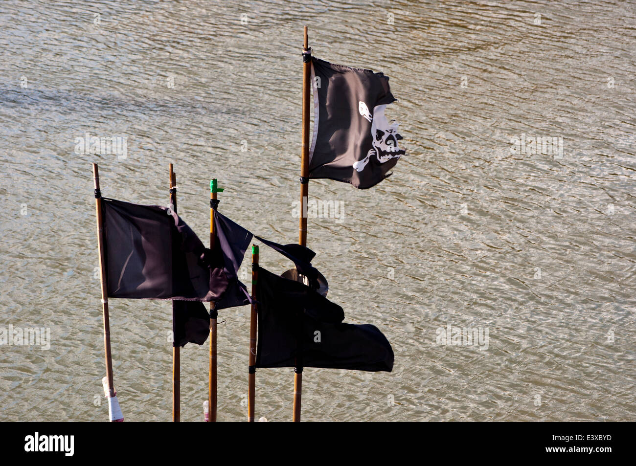 Schädel und gekreuzten Knochen Jolly Roger Flagge Stockfoto