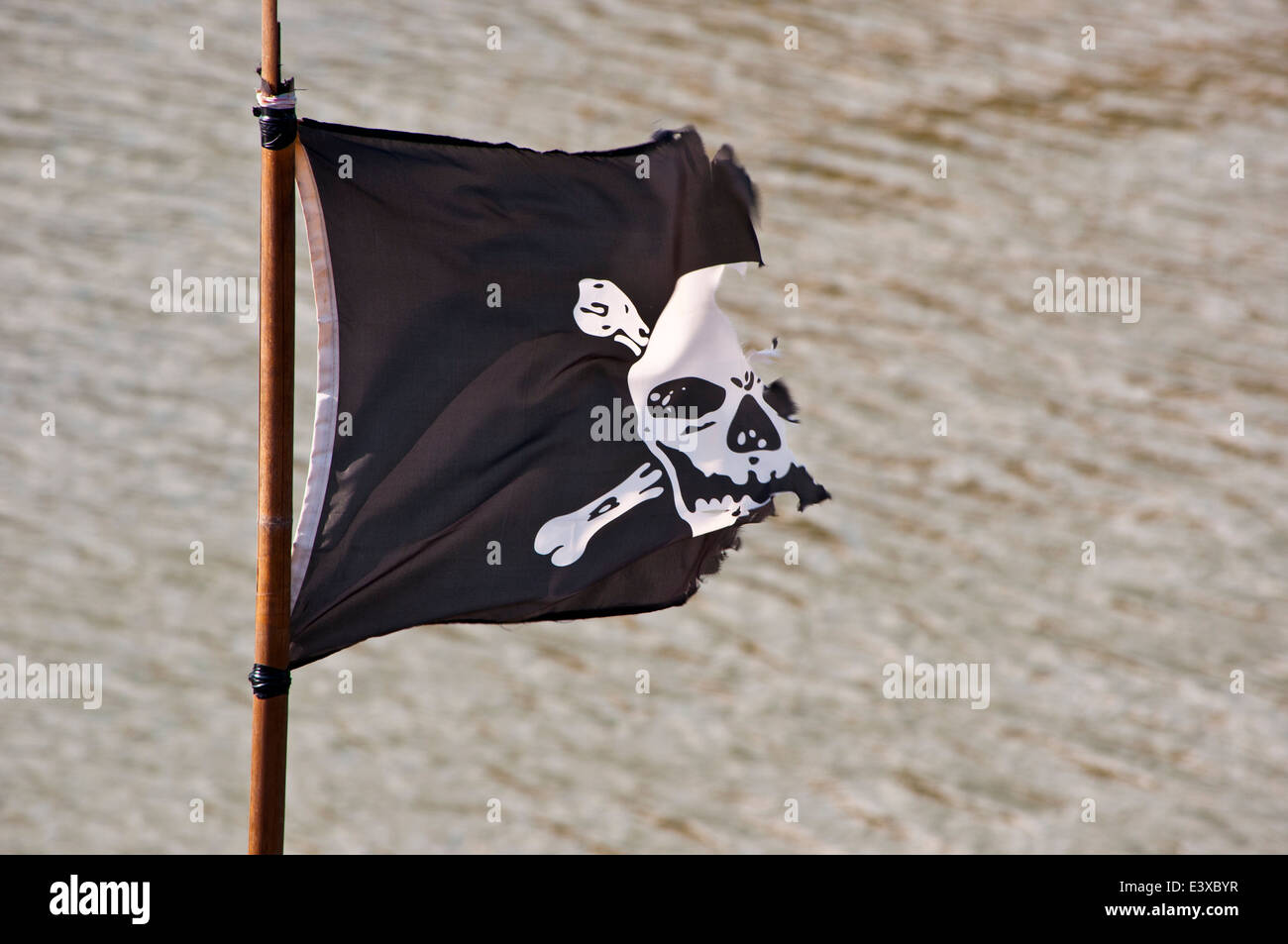 Schädel und gekreuzten Knochen Jolly Roger Flagge Stockfoto