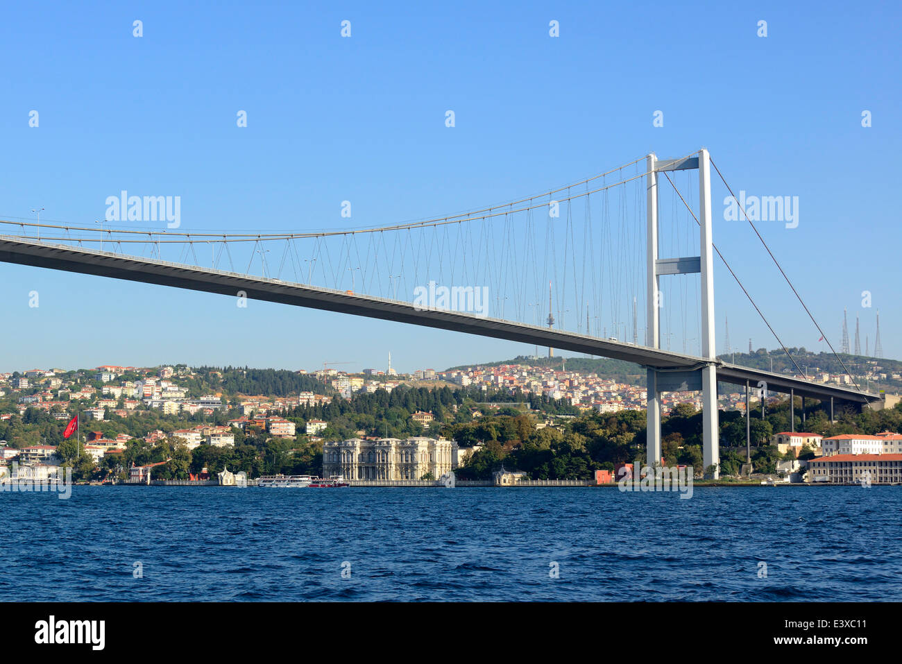 Bosporus-Brücke und der Beylerbeyi-Palast auf der asiatischen Seite von Ortaköy, Üsküdar, Istanbul, Türkei Stockfoto