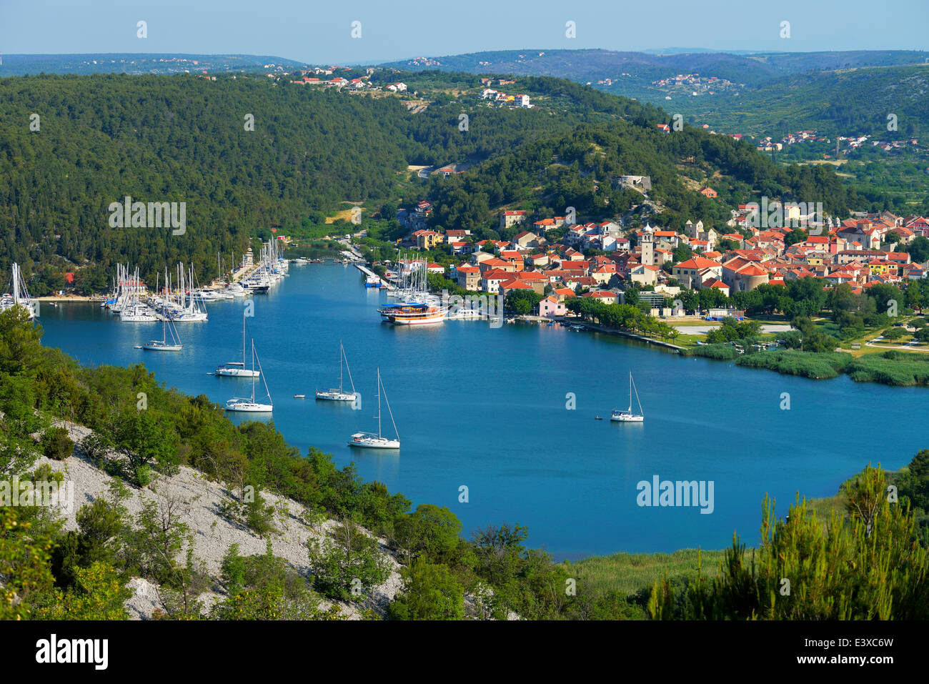 Stadtbild mit Segeln Schiffe im Vordergrund, Fluss Krka, Skradin, Dalmatien, Kroatien Stockfoto