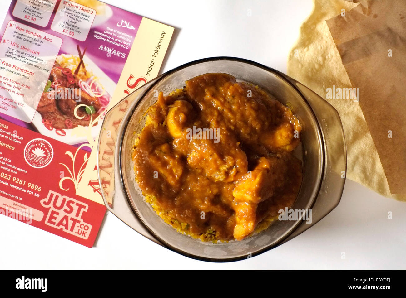 Mahlzeit zum Mitnehmen indisches Curry mit Reis Poppadoms und Menü Stockfoto