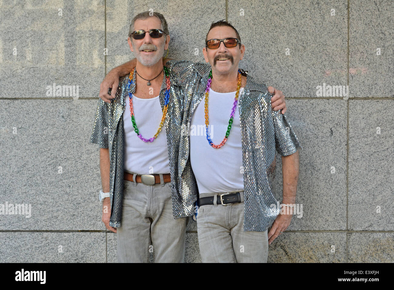 Porträt eines schwulen Paares aus Hawaii, die zusammen für mehr als 35 Jahren haben. Auf dem Weg nach NEW YORK CITY Gay Pride Parade. Stockfoto