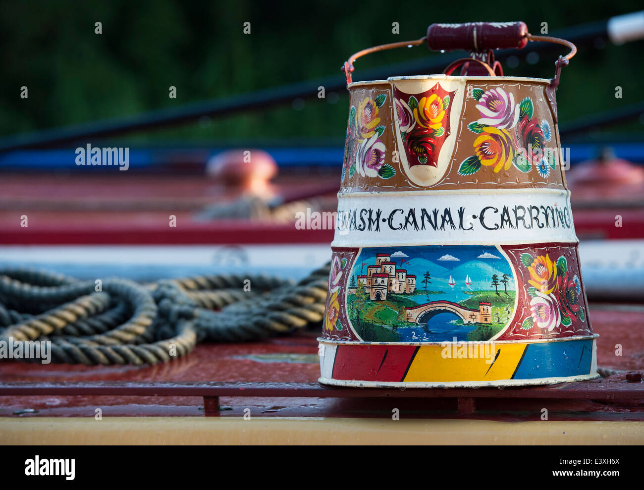 Kanal Volkskunst Metall Krug auf dem Dach ein Narrowboat bei Braunston historischen Canal Rallye auf dem Grand Union canal Stockfoto